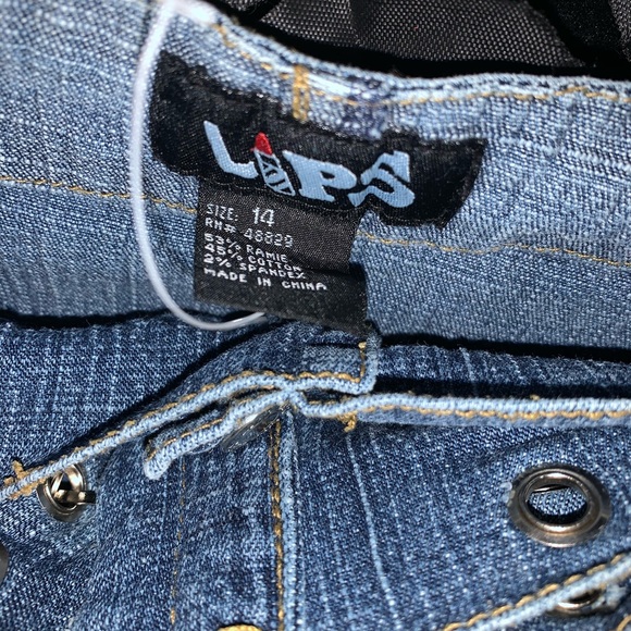 ⭐️SALE⭐️1995 MERRY GO ROUND Cut off Denim Skirt with Chain & Belt NWOT 😱 - Picture 2 of 8